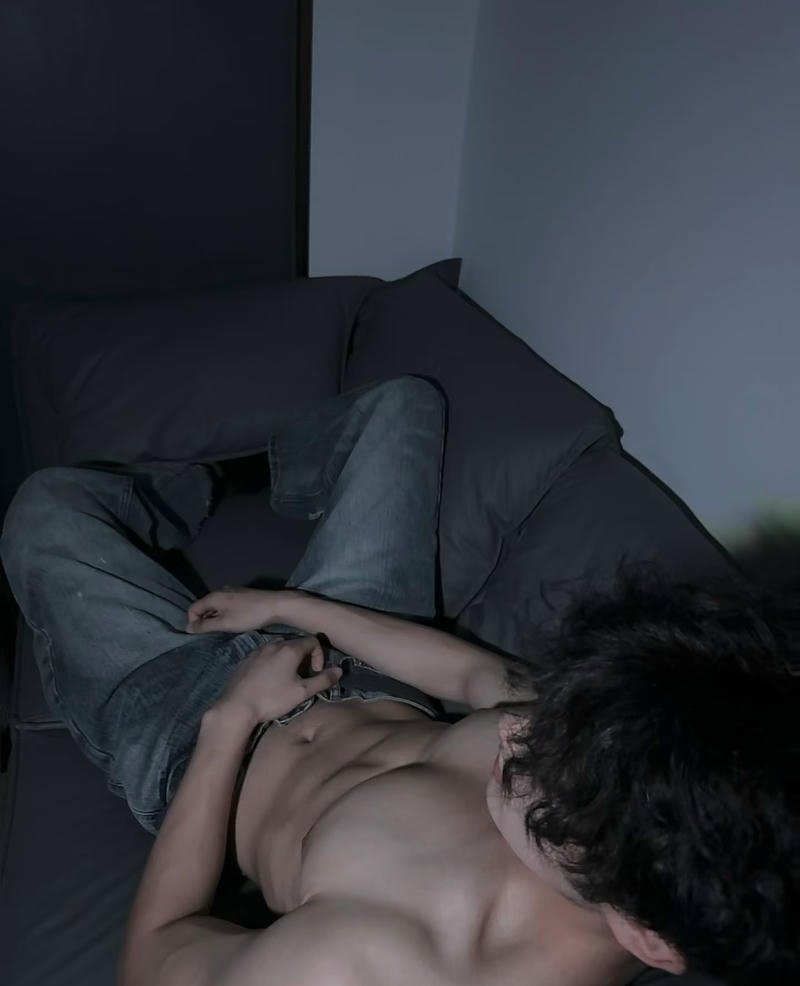 Nam mẫu trẻ cơ bụng rõ nét trong hình ảnh trai 6 múi che mặt