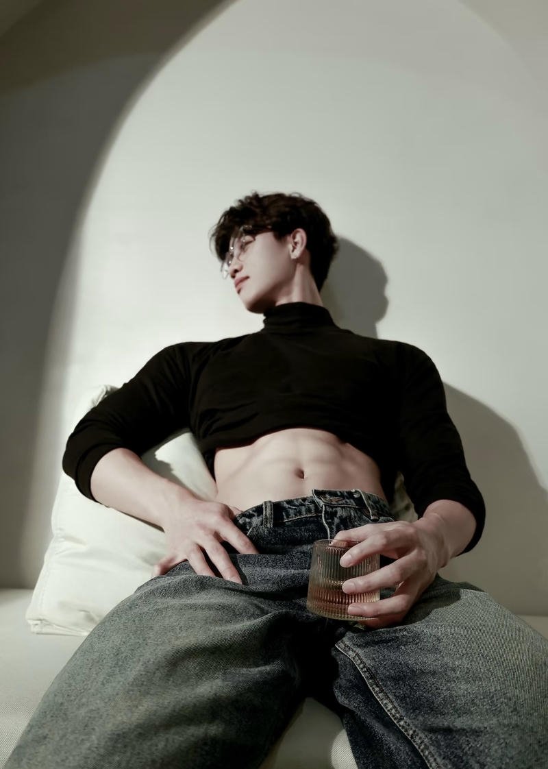 Nam mẫu trẻ khoe body rắn rỏi chuẩn thể thao