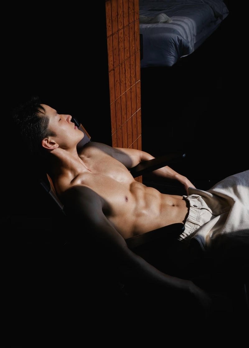 Nam mẫu trẻ khoe cơ bụng rõ nét che mặt