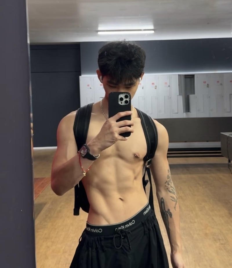 Nam mẫu trẻ khoe cơ bụng trong ảnh trai 6 múi