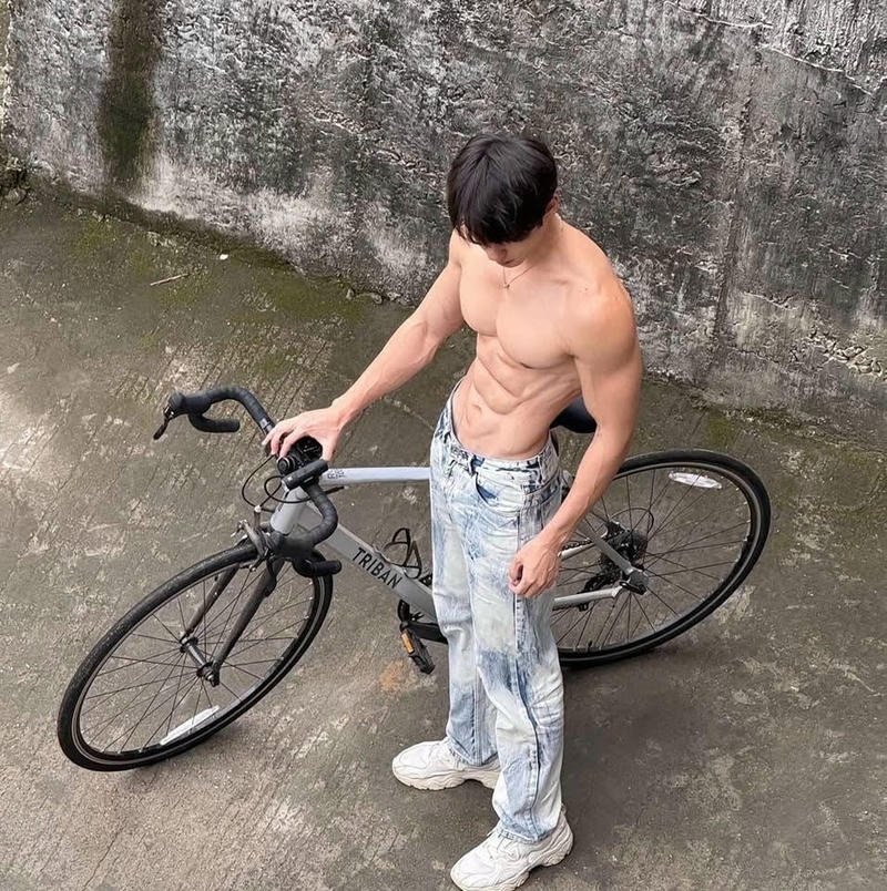 Nam mẫu trẻ thân hình vạm vỡ che mặt trước ống kính