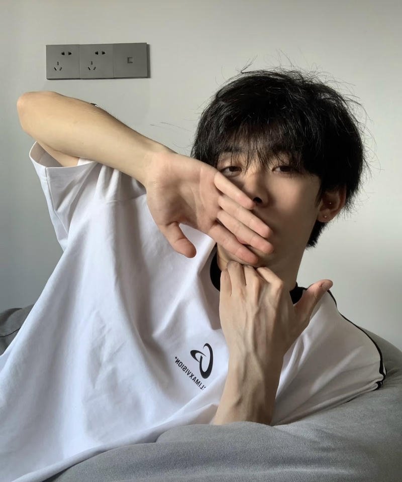 Nam sinh Trung Quốc đẹp trai phong cách thanh xuân nhẹ nhàng