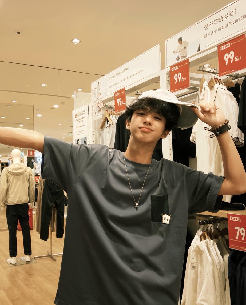 Nam sinh Trung Quốc đẹp trai với nụ cười dịu dàng tự nhiên