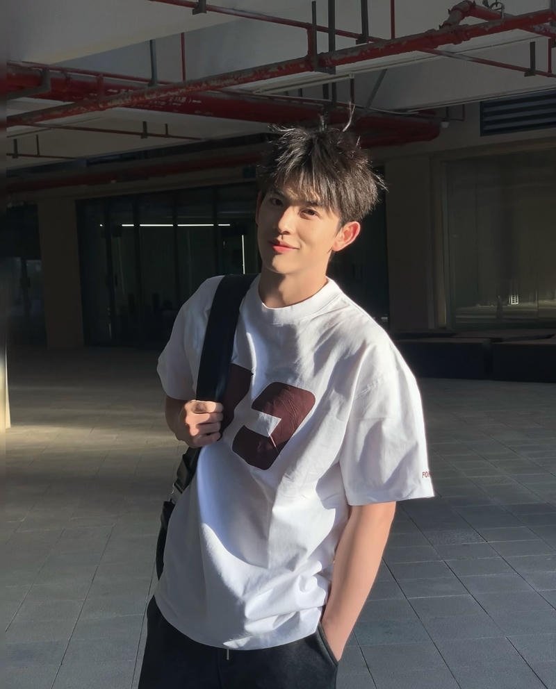 Nam sinh đeo cặp vibe thanh xuân vườn trường Douyin