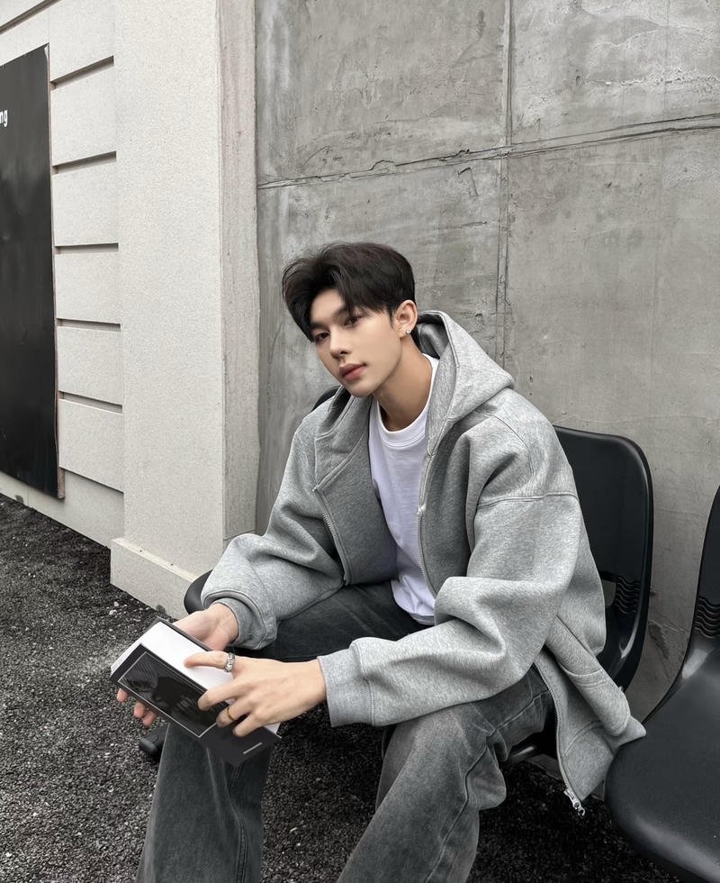 Nam sinh mặc đồng phục phong cách học đường trẻ trung