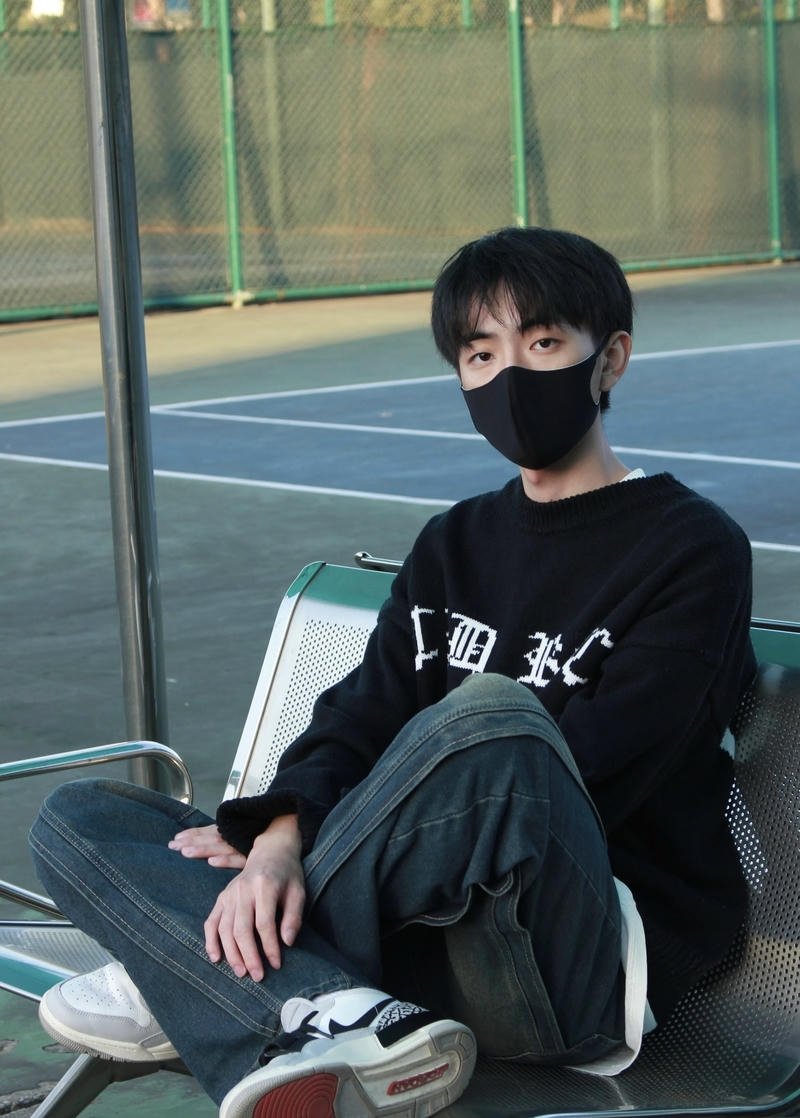 Nam sinh phong cách Hàn Quốc sử dụng khẩu trang đen