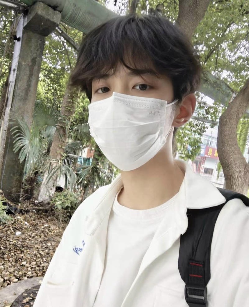 Nam sinh phong cách Hàn Quốc sử dụng khẩu trang trắng