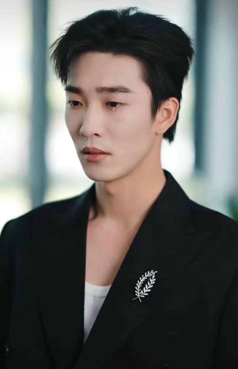 Nam sinh rơi lệ giữa khung cảnh đời thường