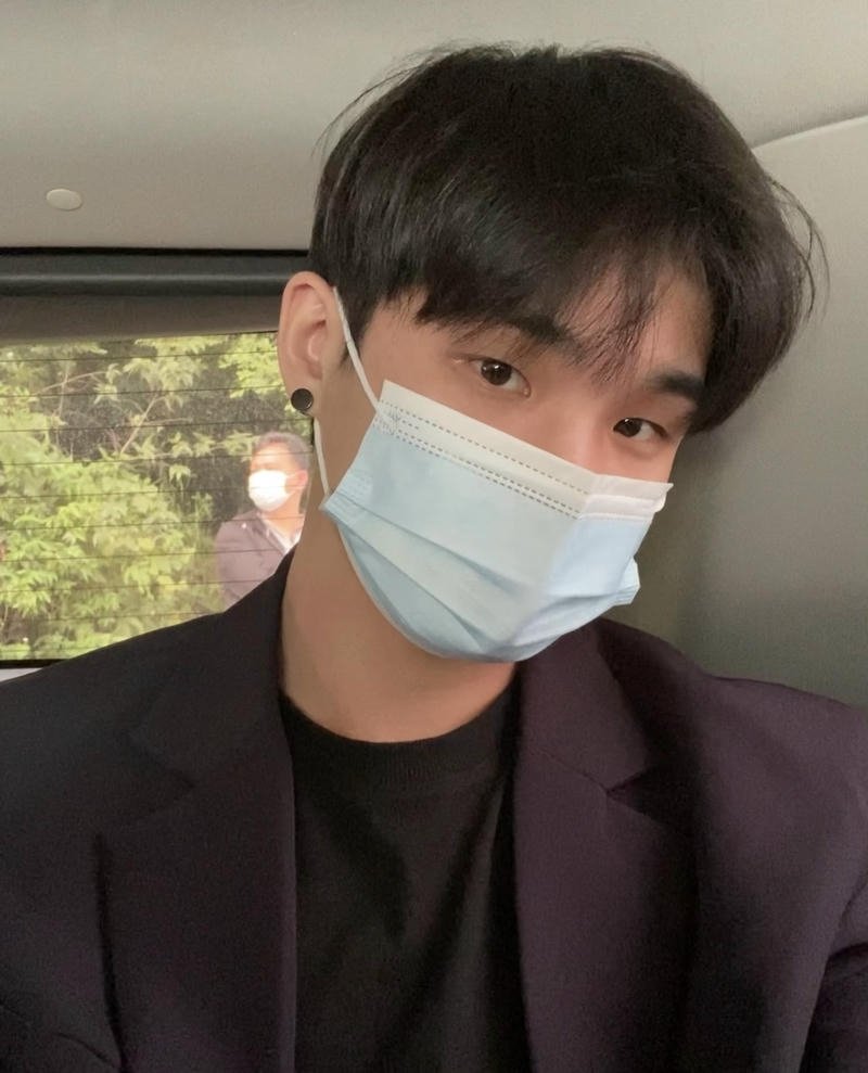 Nam sinh selfie cận cảnh gương mặt với khẩu trang