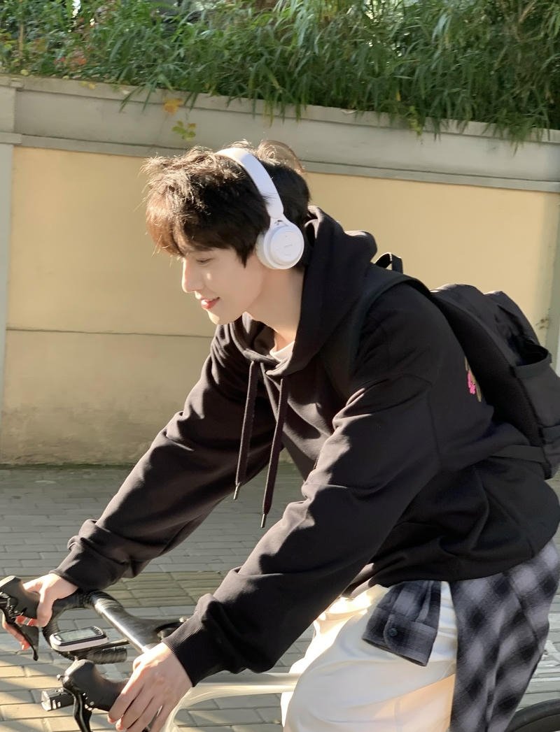 Nam sinh trẻ gương mặt sáng trong ảnh trai K11