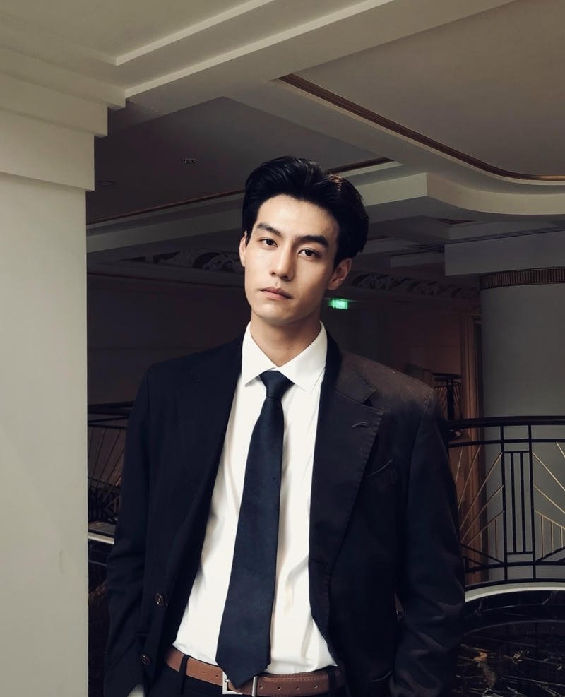 Nam thần Trung Quốc với bộ vest hoàn hảo cuốn hút