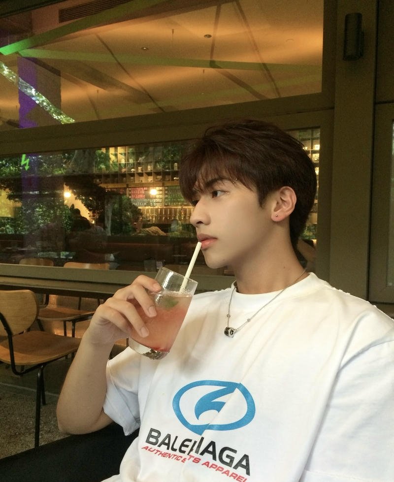 Nam thần trẻ phong cách Douyin hợp làm avatar mạng xã hội