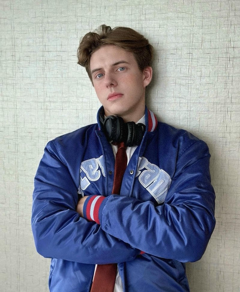 Nam thần trẻ trung gương mặt sáng đầy cuốn hút