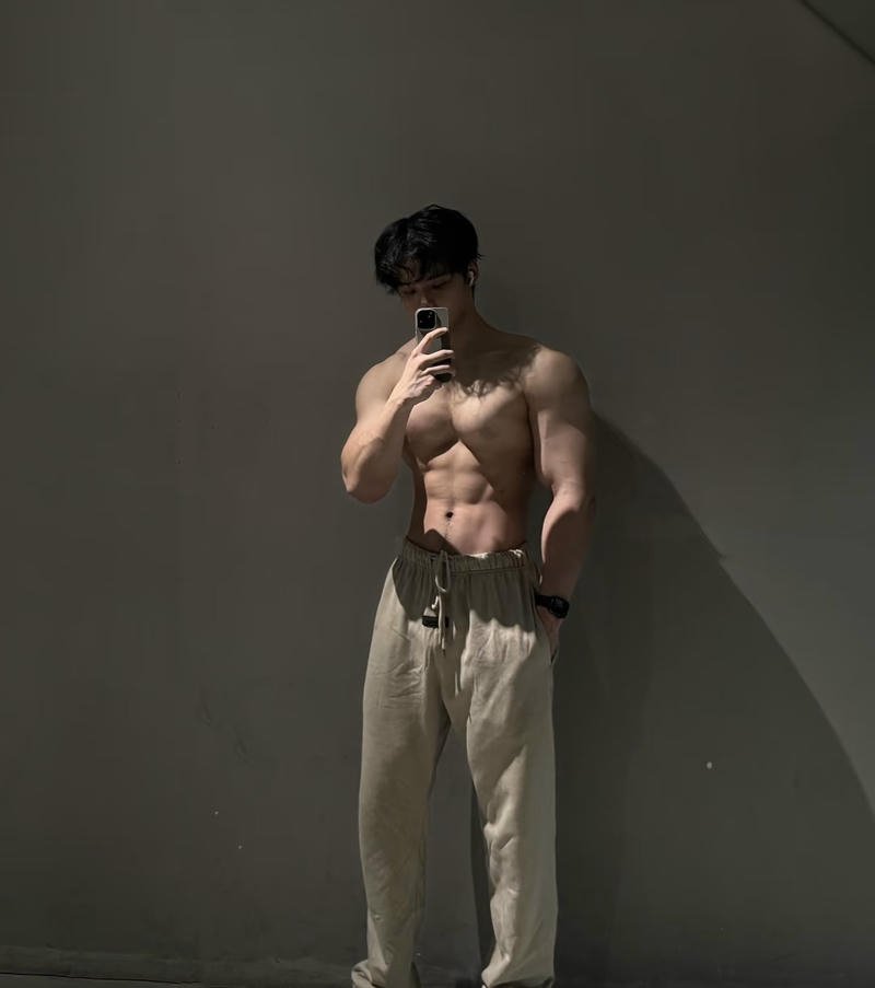 Nam thanh niên body săn chắc chuẩn thể thao