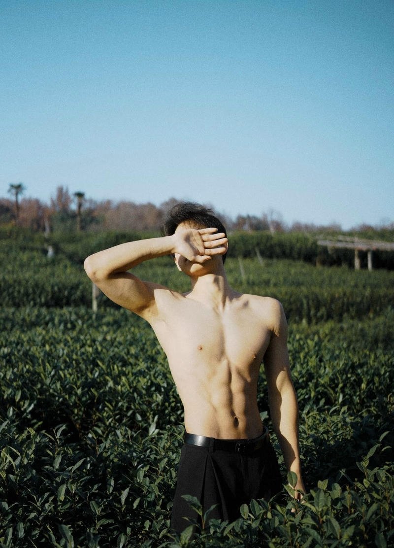 Nam thanh niên body săn chắc trong hình ảnh trai 6 múi che mặt