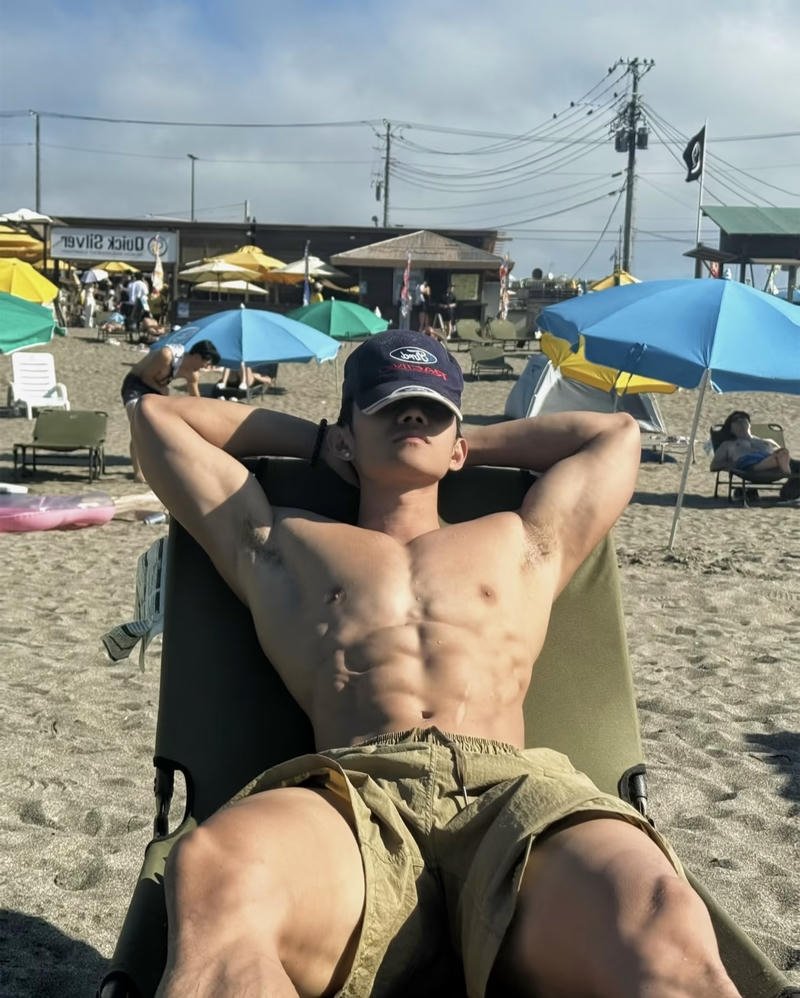 Nam thanh niên khoe cơ bụng nổi khối đầy cuốn hút