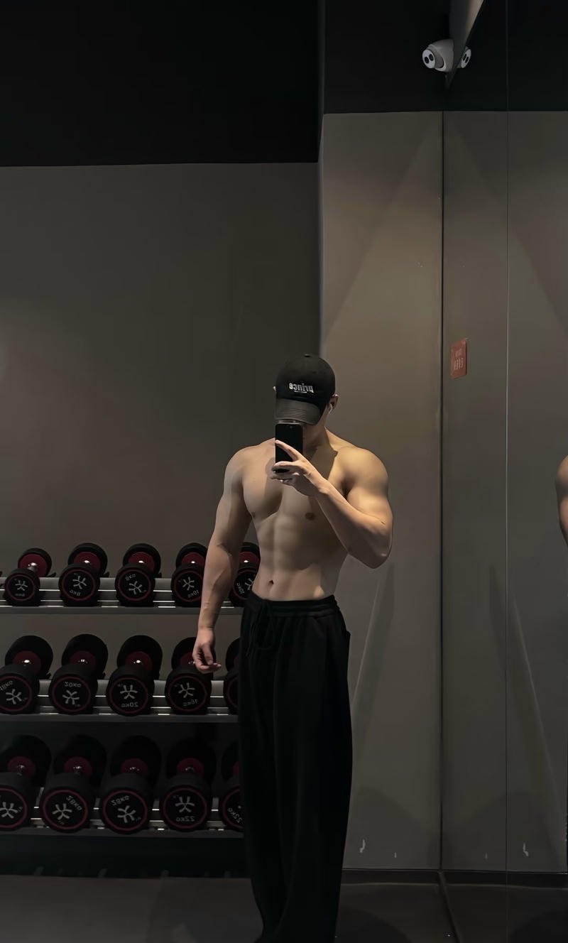 Nam thanh niên lực lưỡng tạo dáng che mặt đầy cuốn hút