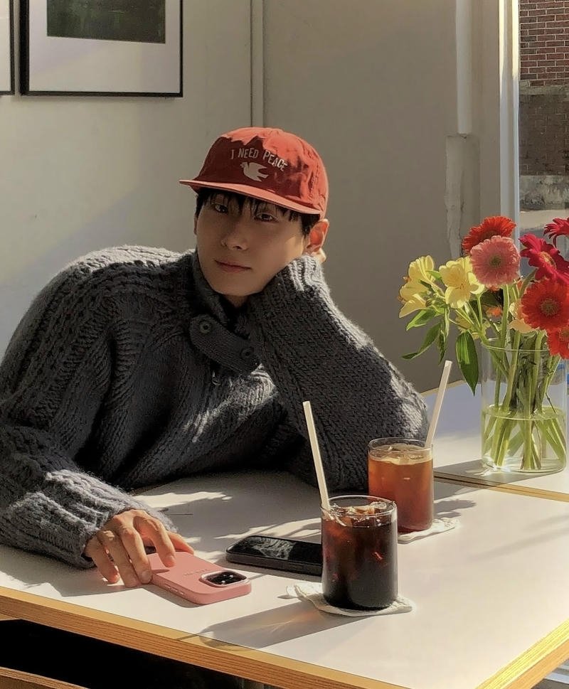 Nam thanh niên phong cách idol gương mặt sáng Hàn Quốc