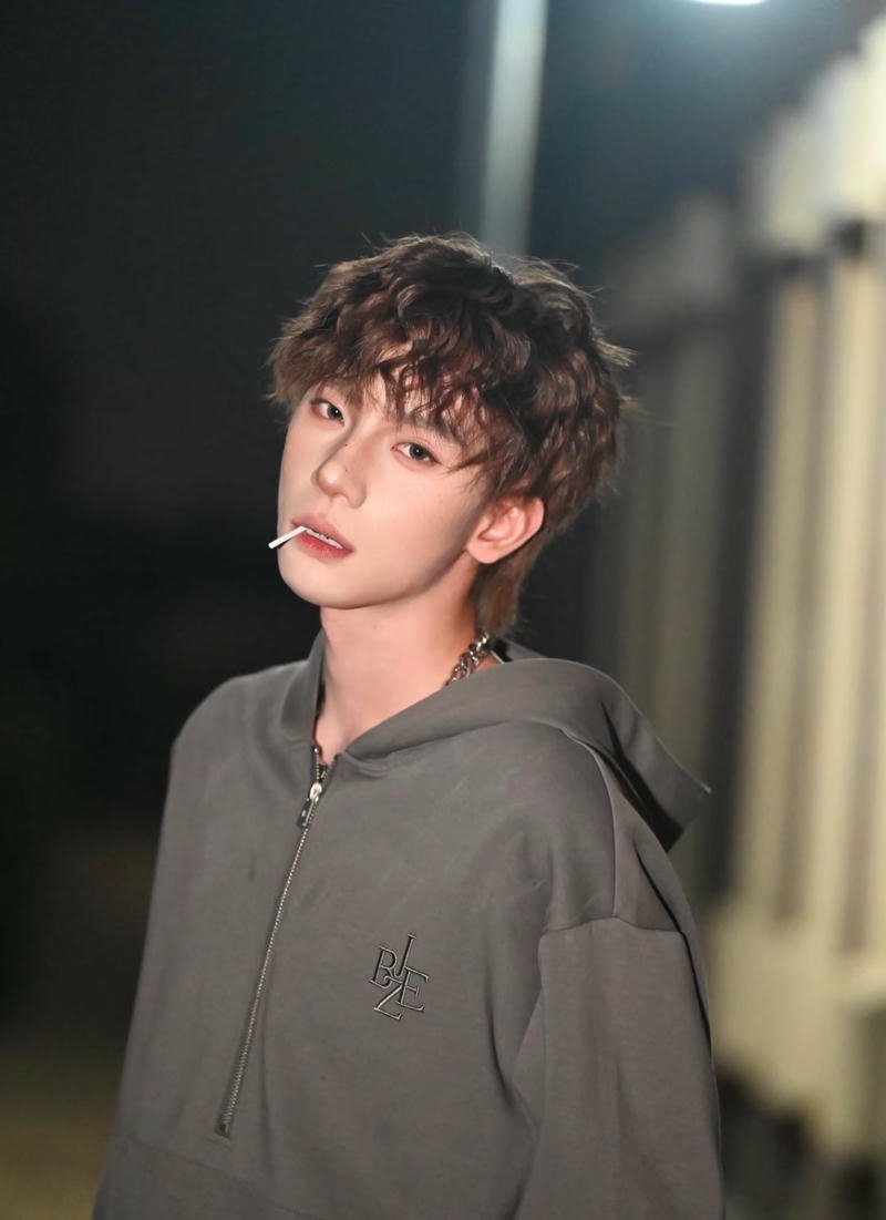 Nam thanh niên phong cách street style hiện đại