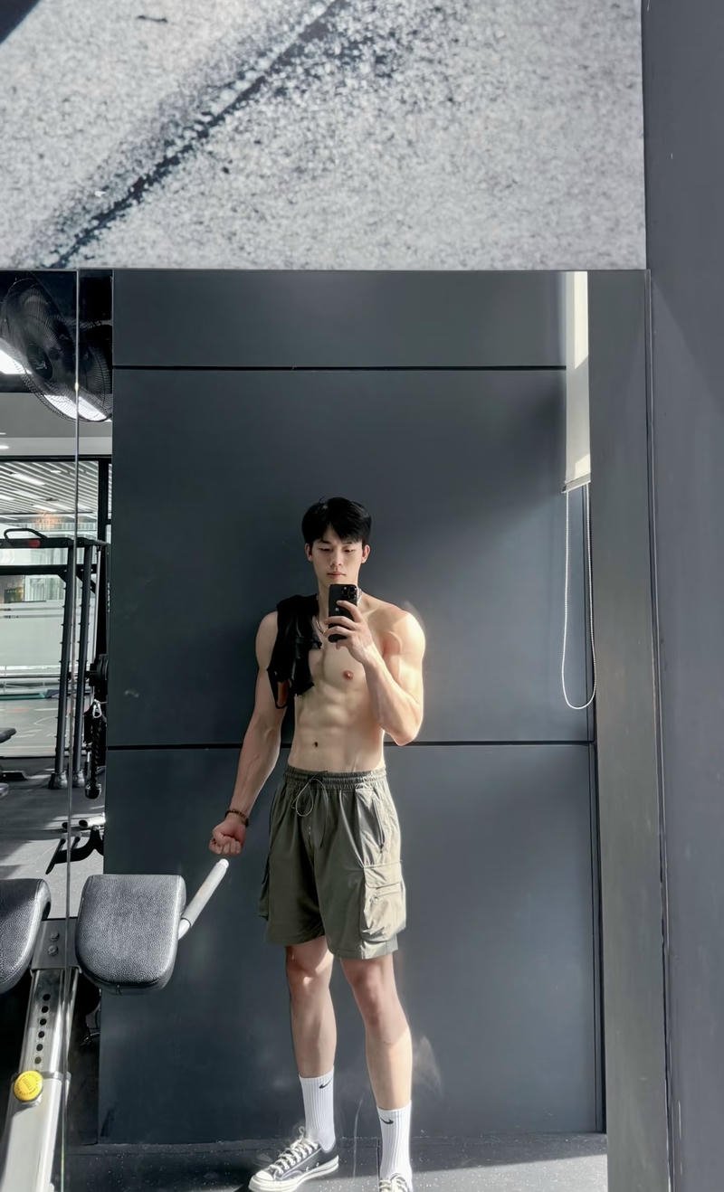 Nam thanh niên thân hình lực lưỡng trong ảnh trai 6 múi