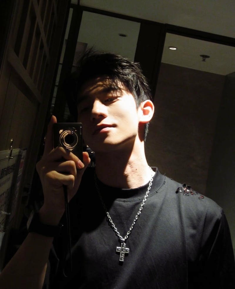 Nam thanh niên với phong cách tối giản hiện đại