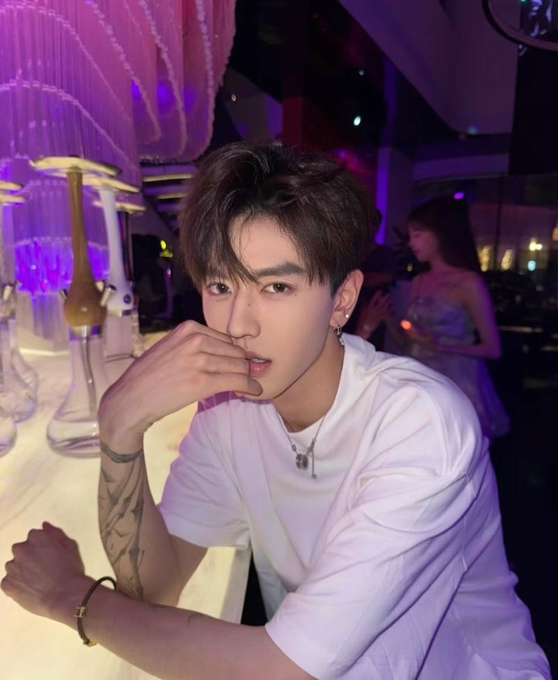 Nam thanh niên với vẻ đẹp trai chuẩn hiện đại