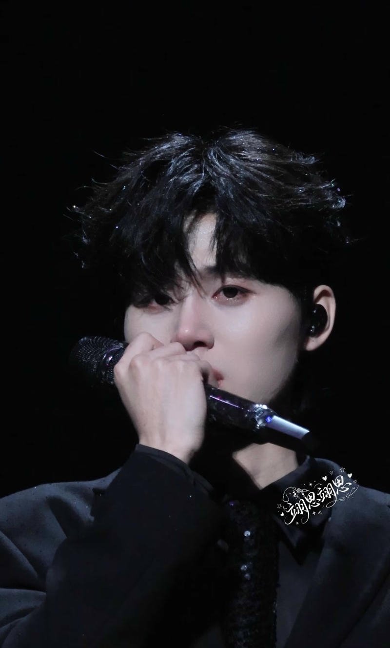 Nét buồn man mác trên khuôn mặt điển trai