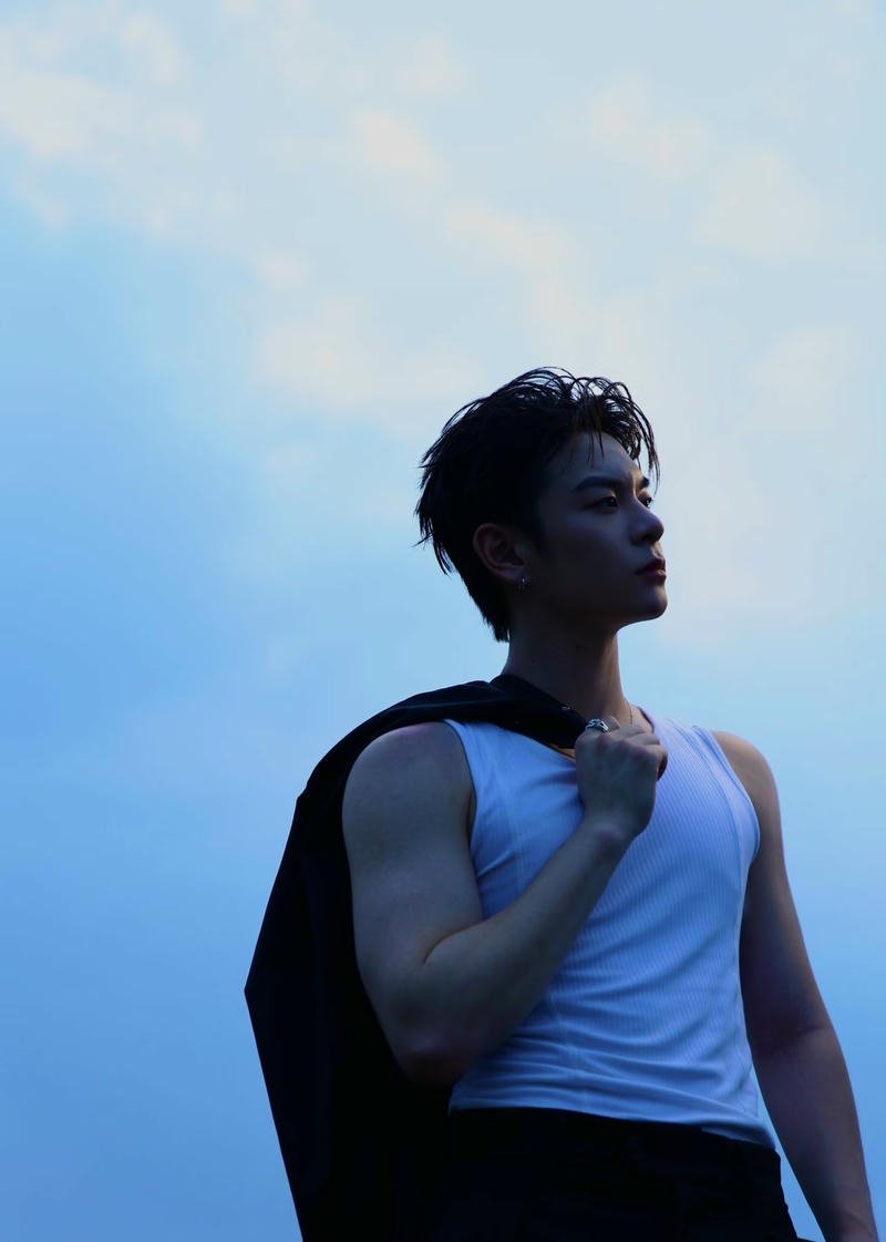 Nét cảm xúc mạnh trai đẹp khóc hợp nền