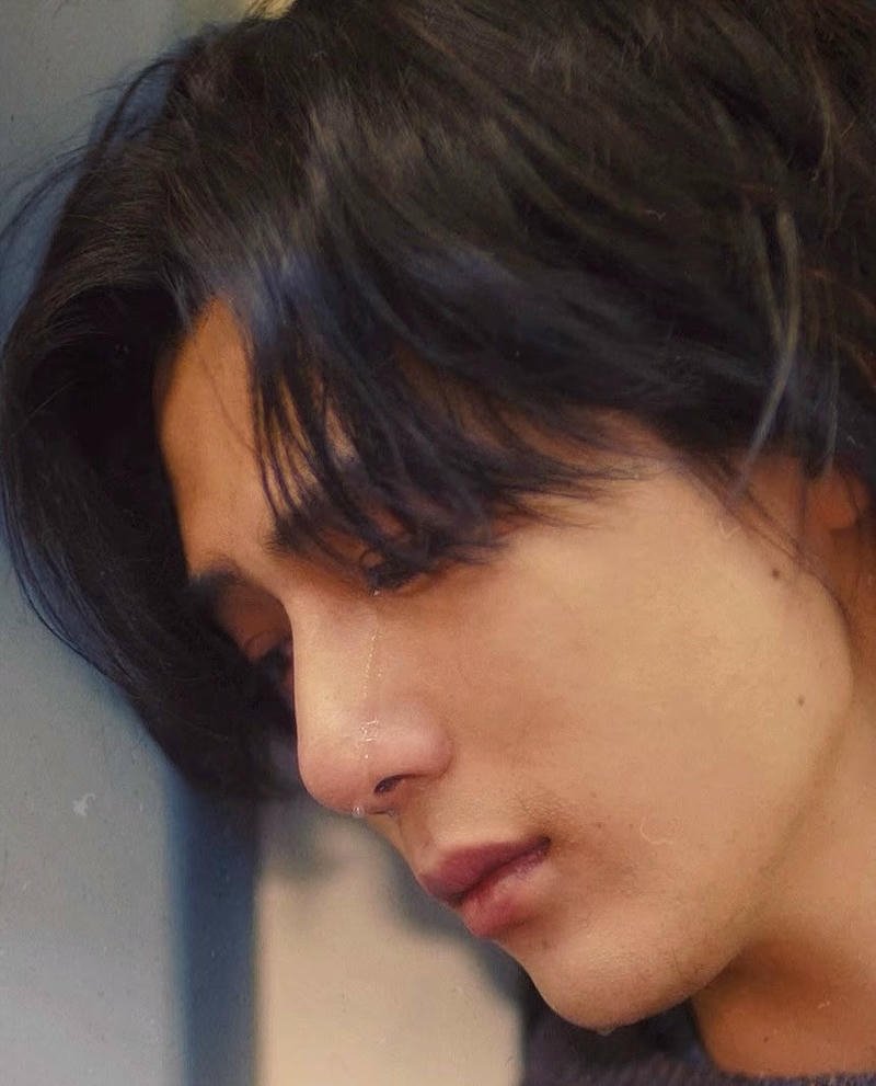 Nét cảm xúc sâu trai đẹp khóc hợp hình nền