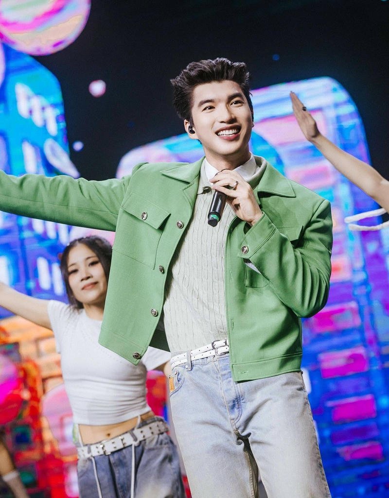 Nét cool ngầu nổi bật trong ảnh HIEUTHUHAI trên sân khấu