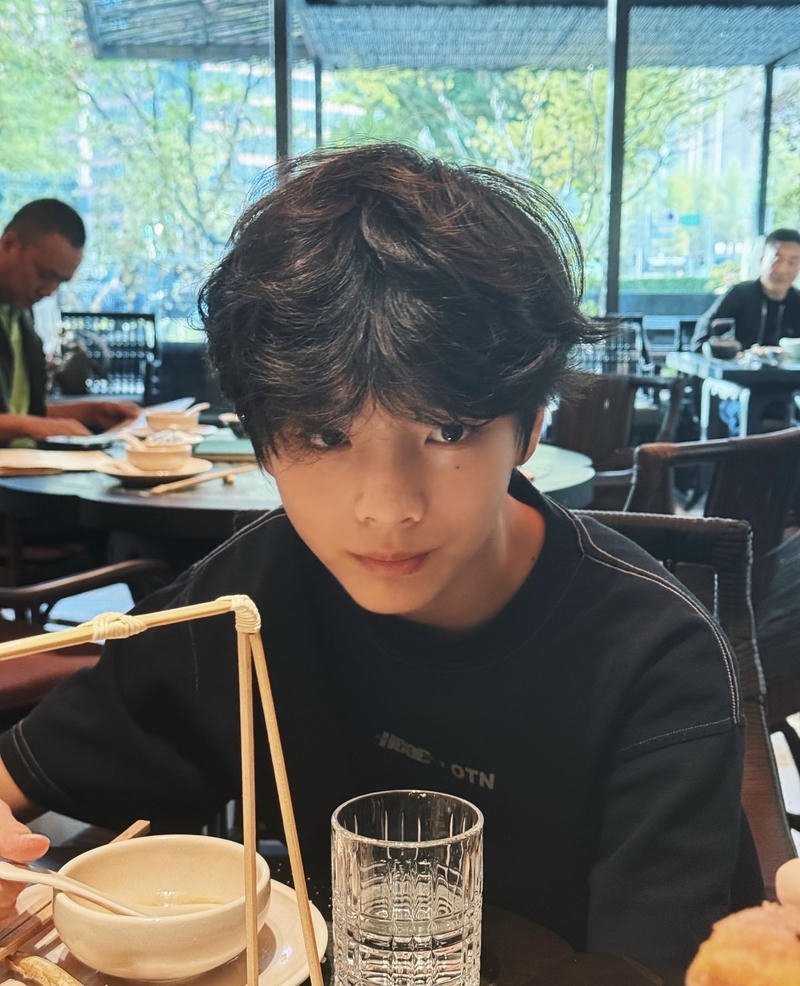 Nét dễ thương hiện rõ trong ảnh trai k10 đầy thiện cảm