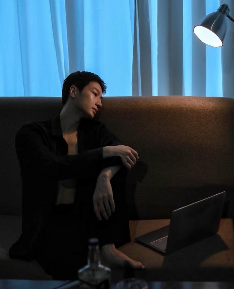 Nét lạnh nam buồn trong nền điện thoại