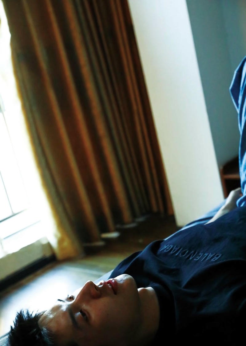 Nét tâm trạng nam buồn trong nền đẹp