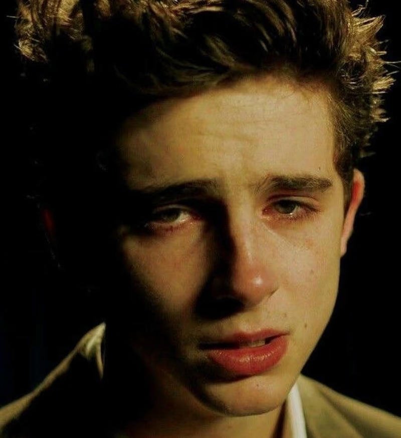 Nét trầm tư con trai khóc trong nền đẹp