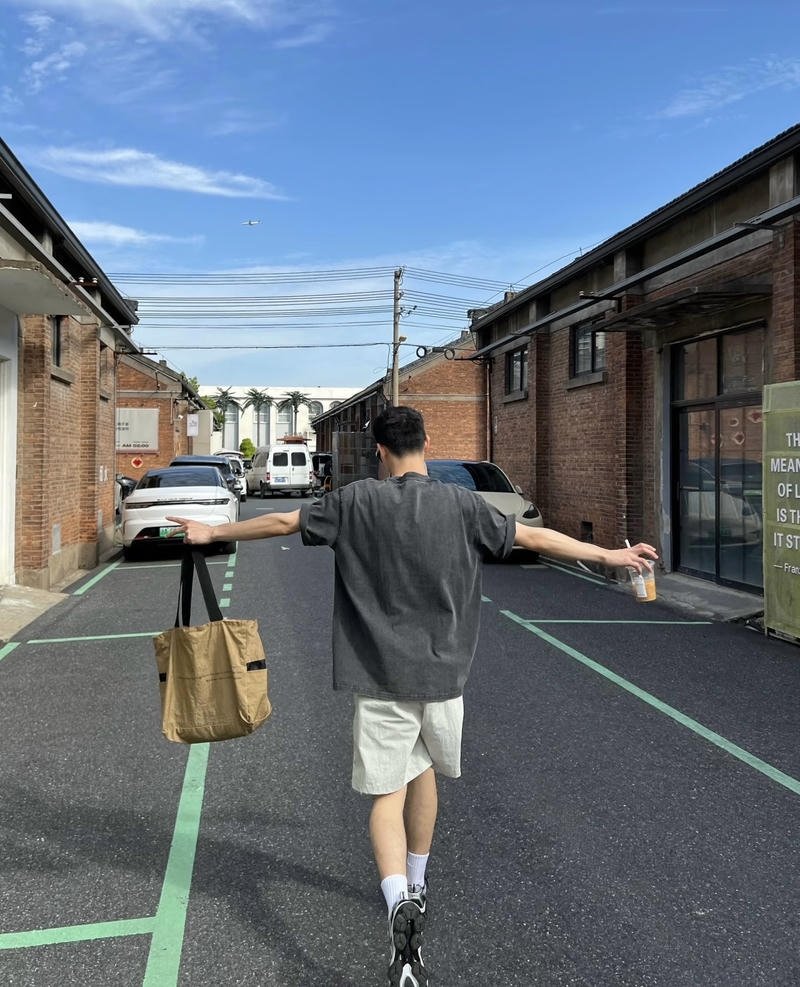 Người đàn ông quay lưng tạo ấn tượng sâu sắc trong ảnh