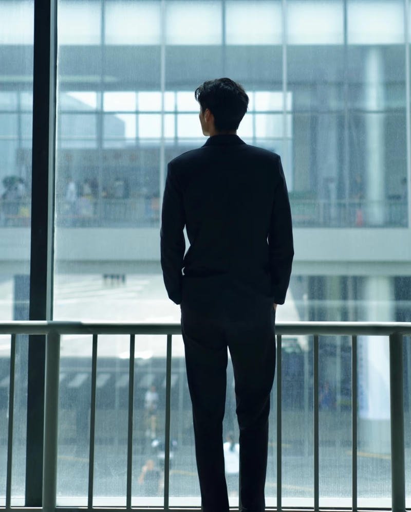 Người đàn ông quay lưng tạo chiều sâu cho bức hình