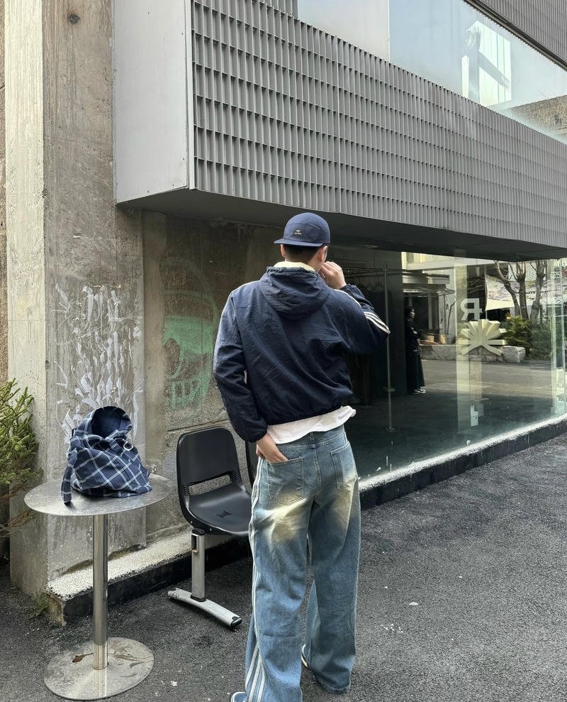 Người đàn ông quay lưng tạo nét riêng biệt khó lẫn