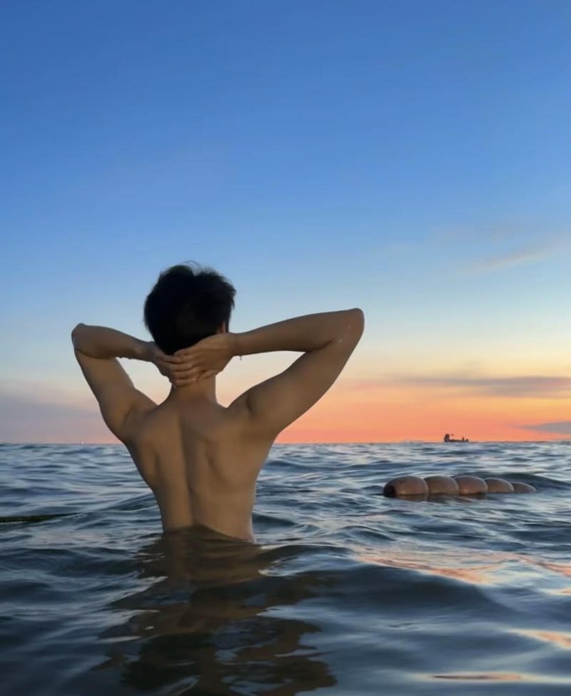 Người đàn ông quay lưng trong khung hình đầy ấn tượng