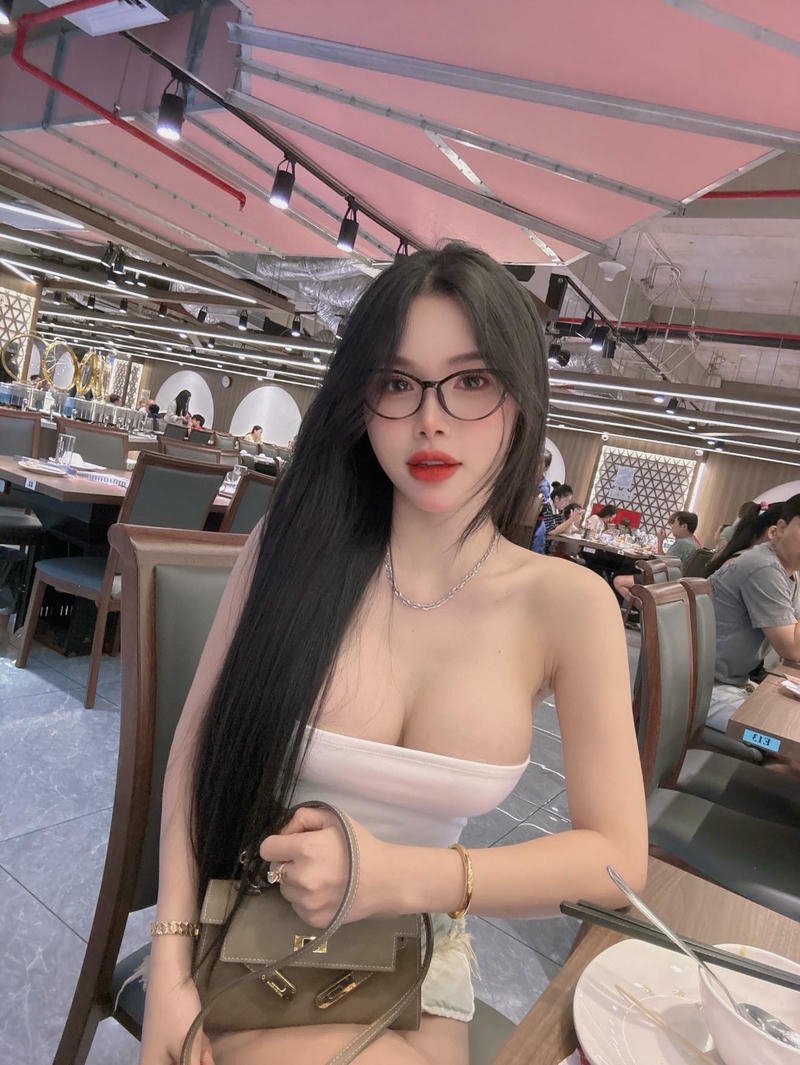 Người đẹp trưng diện vòng một khủng gợi tình