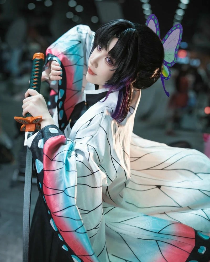 Người mẫu Shinobu cosplay tạo dáng uyển chuyển tự nhiên