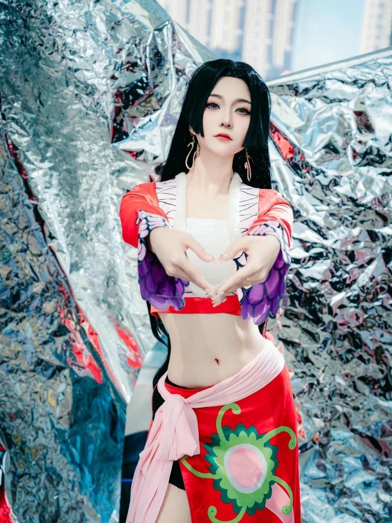 Người mẫu cosplay Boa Hancock thần thái nổi bật