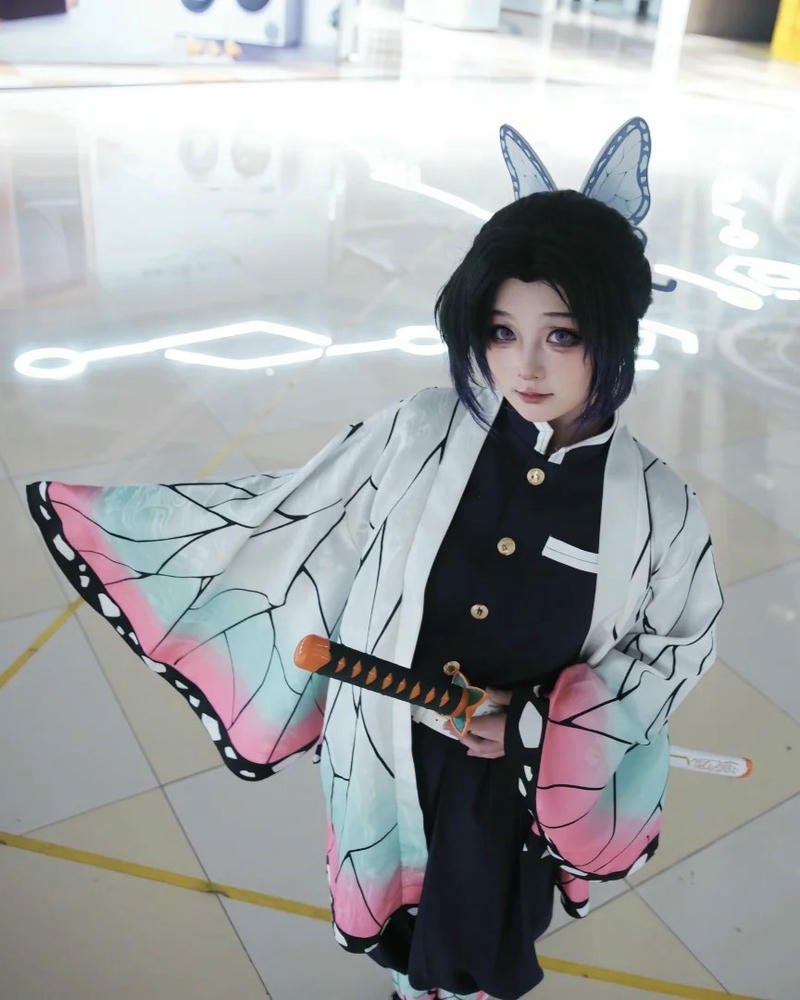 Người mẫu cosplay Shinobu thần thái nổi bật
