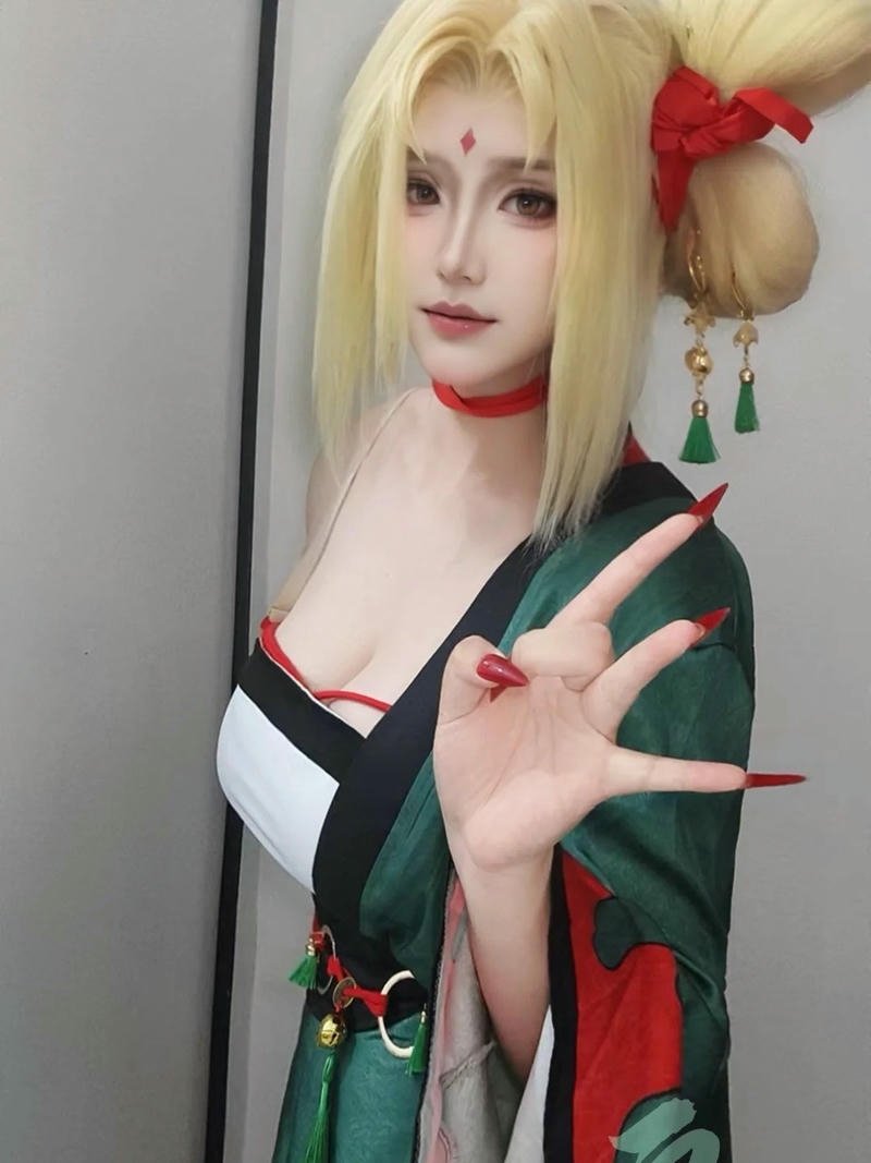 Nhập vai nhân vật tsunade tạo dáng tự nhiên đầy ấn tượng