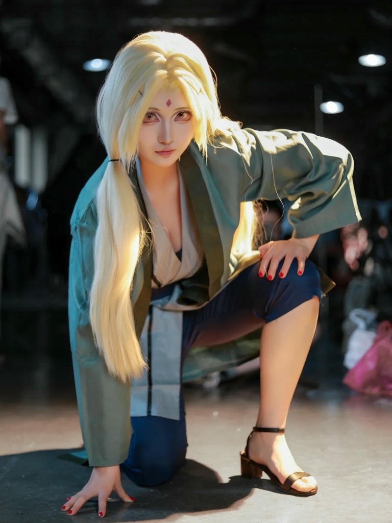 Nhập vai tsunade biểu cảm tự nhiên phong cách đầy lôi cuốn