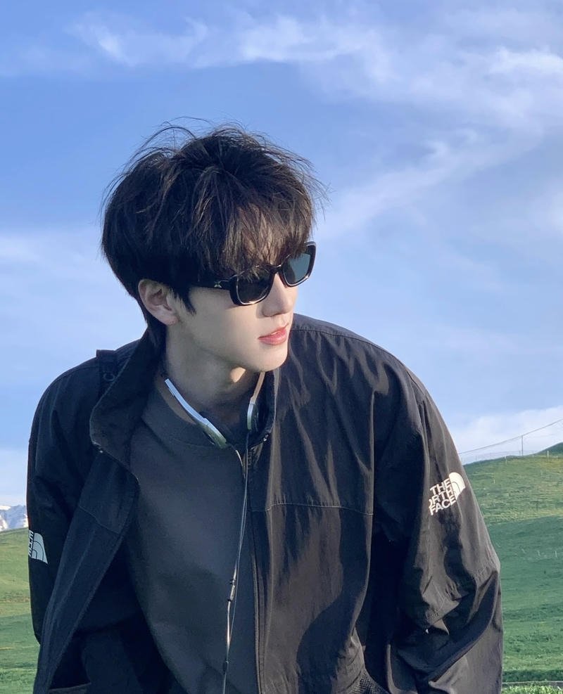 Nụ cười ấm áp của chàng trai vẻ ngoài điển trai