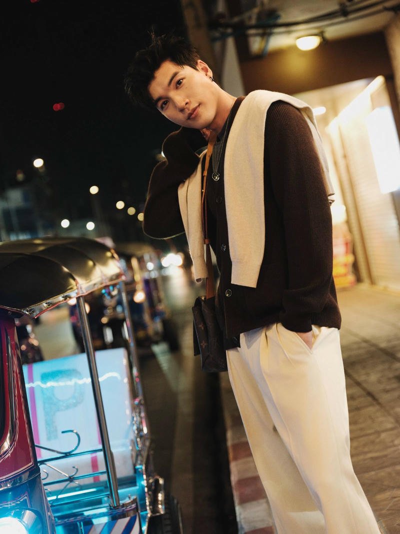 Nụ cười nhẹ của HIEUTHUHAI trong ảnh đẹp