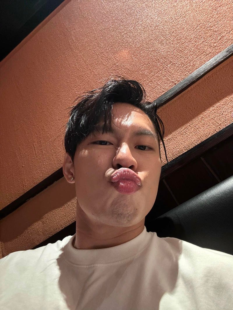 Nụ cười nhẹ của HURRYKNG trong ảnh đẹp