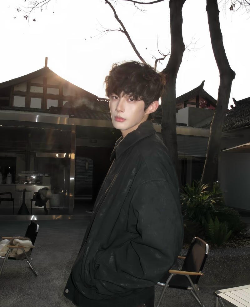 Nụ cười nhẹ của chàng trai trong ảnh trai K12