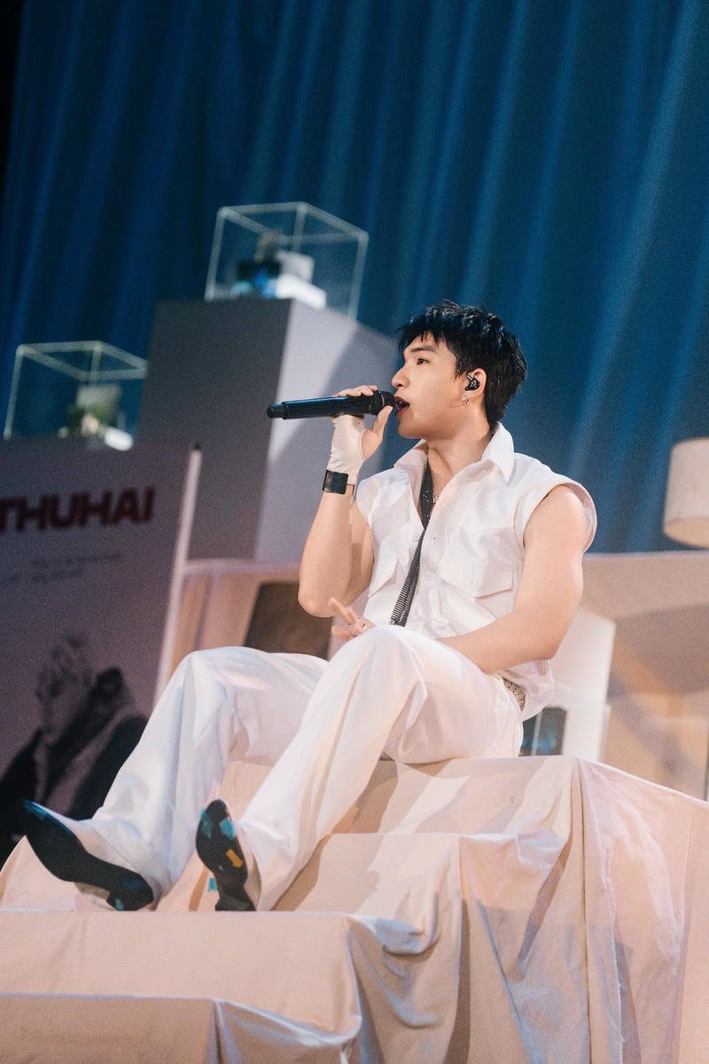 Nụ cười nhẹ trong ảnh HIEUTHUHAI trên sân khấu