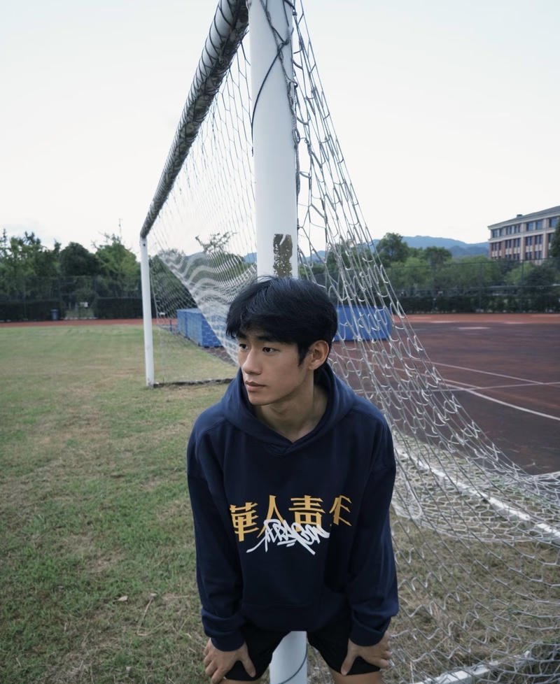 Nụ cười nhẹ trong ảnh trai đá bóng rất dễ mến